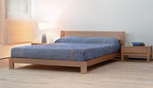 Двуспальная деревянная кровать